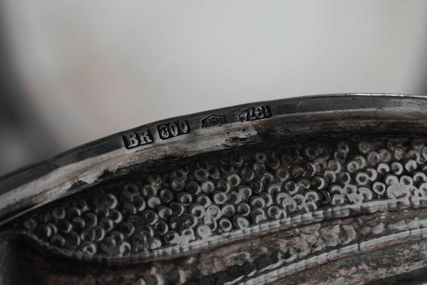 Dodici sottopiatti in argento martellato serie verdure. Argenteria artistica fiorentina del XX secolo. Argentiere Brandimarte, 1974  - Asta L'art de la table - Associazione Nazionale - Case d'Asta italiane