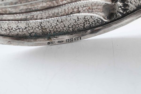 Dodici sottopiatti in argento martellato serie verdure. Argenteria artistica fiorentina del XX secolo. Argentiere Brandimarte, 1974  - Asta L'art de la table - Associazione Nazionale - Case d'Asta italiane