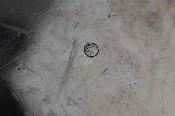 Dodici sottopiatti in argento martellato serie verdure. Argenteria artistica fiorentina del XX secolo. Argentiere Brandimarte, 1974  - Asta L'art de la table - Associazione Nazionale - Case d'Asta italiane