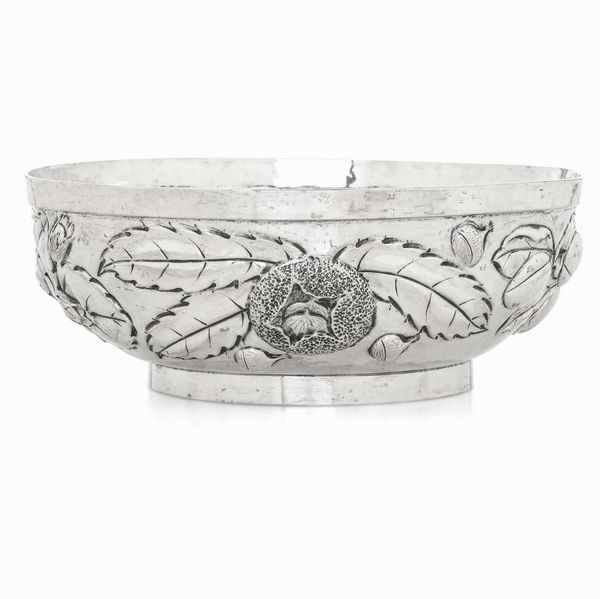 Ciotola in argento sbalzato e cesellato. Argenteria artistica fiorentina del XX secolo. Argentiere Brandimarte  - Asta L'art de la table - Associazione Nazionale - Case d'Asta italiane