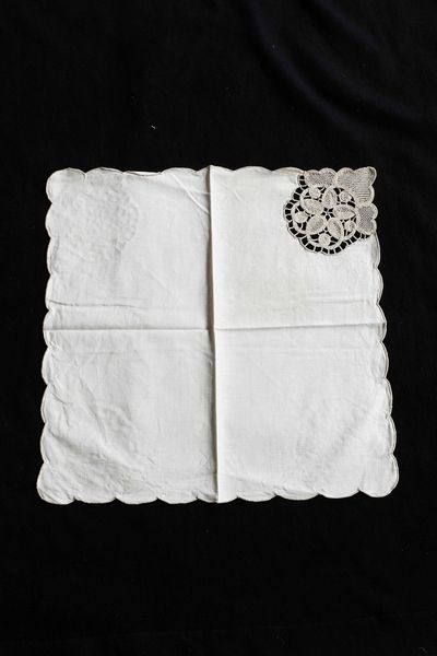 Tovaglia con 18 tovaglioli  - Asta L'art de la table - Associazione Nazionale - Case d'Asta italiane