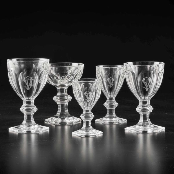Servizio di calici Harcourt 1841 con monogramma DV<BR>Francia, Manifattura Baccarat, XX secolo  - Asta L'art de la table - Associazione Nazionale - Case d'Asta italiane
