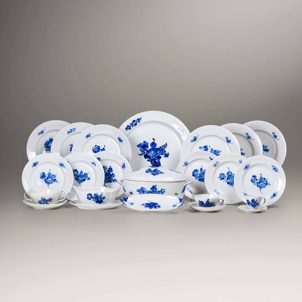 Servizio da tavola Fiori Blu<BR>Danimarca, Manifattura Royal Copenhagen, XX secolo<BR>  - Asta L'art de la table - Associazione Nazionale - Case d'Asta italiane