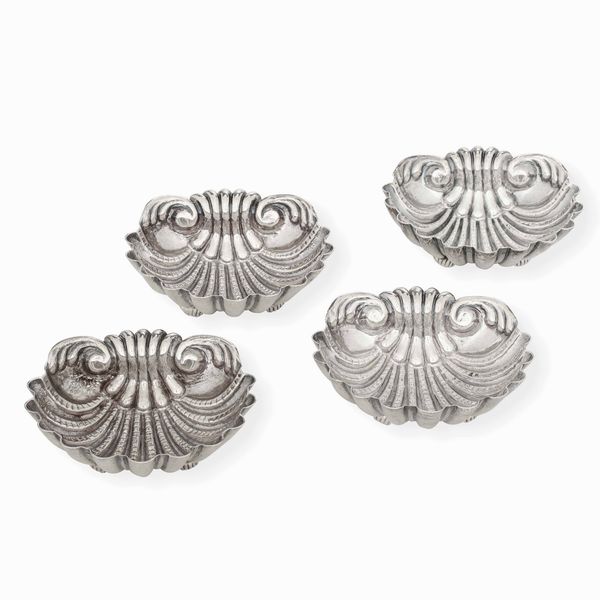 Quattro conchiglie. Argento fuso, sagomato e cesellato. Argenteria artistica italiana del XX secolo. Argentiere De Boni Padova per Missaglia Milano  - Asta L'art de la table - Associazione Nazionale - Case d'Asta italiane