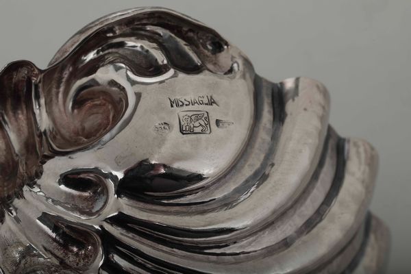 Quattro conchiglie. Argento fuso, sagomato e cesellato. Argenteria artistica italiana del XX secolo. Argentiere De Boni Padova per Missaglia Milano  - Asta L'art de la table - Associazione Nazionale - Case d'Asta italiane