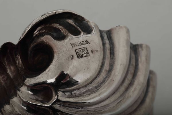 Quattro conchiglie. Argento fuso, sagomato e cesellato. Argenteria artistica italiana del XX secolo. Argentiere De Boni Padova per Missaglia Milano  - Asta L'art de la table - Associazione Nazionale - Case d'Asta italiane
