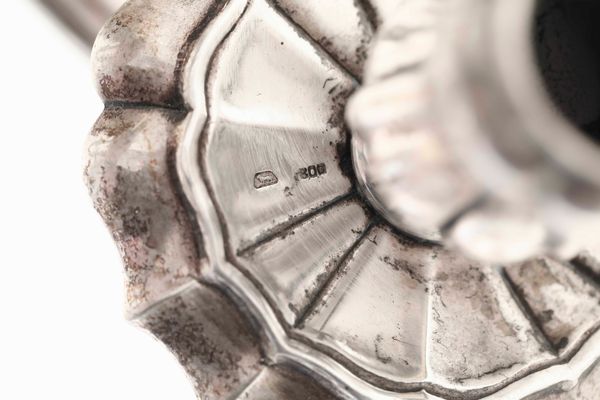 Coppia di candelabri a quattro fiamme. Argento fuso e sagomato. Argenteria milanese del XX secolo. Argentieri Fratelli Di Leone  - Asta L'art de la table - Associazione Nazionale - Case d'Asta italiane