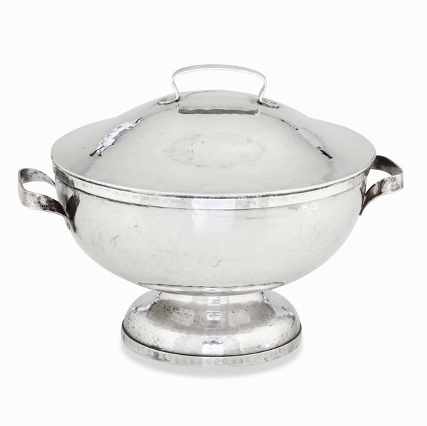 Zuppiera in argento sbalzato. Argenteria artistica veneta del XX secolo. Argenteria Fratelli Calegaro, Padova  - Asta L'art de la table - Associazione Nazionale - Case d'Asta italiane