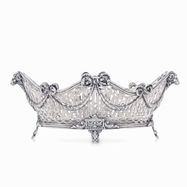 Cestino. Argento fuso, traforato e cesellato. Europa centrale primo quarto del XX secolo. Marchio di importazione austro ungarico in uso dal 1891 al 1901 e dellargentiere viennese Schwarz & Steiner  - Asta L'art de la table - Associazione Nazionale - Case d'Asta italiane