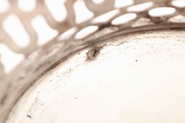 Cestino. Argento fuso, traforato e cesellato. Europa centrale primo quarto del XX secolo. Marchio di importazione austro ungarico in uso dal 1891 al 1901 e dellargentiere viennese Schwarz & Steiner  - Asta L'art de la table - Associazione Nazionale - Case d'Asta italiane