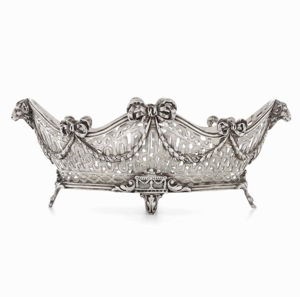 Cestino. Argento fuso, traforato e cesellato. Europa centrale primo quarto del XX secolo. Marchio di importazione austro ungarico in uso dal 1891 al 1921  - Asta L'art de la table - Associazione Nazionale - Case d'Asta italiane