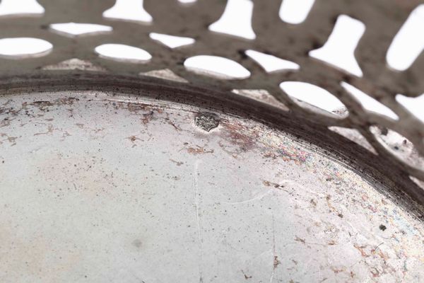 Cestino. Argento fuso, traforato e cesellato. Europa centrale primo quarto del XX secolo. Marchio di importazione austro ungarico in uso dal 1891 al 1921  - Asta L'art de la table - Associazione Nazionale - Case d'Asta italiane