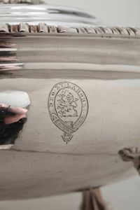 Coppia di salsiere in argento fuso, sbalzato e cesellato.Inghilterra, bollo della citt di Londra per l'anno 1816, argentiere Robert Hennell  - Asta L'art de la table - Associazione Nazionale - Case d'Asta italiane