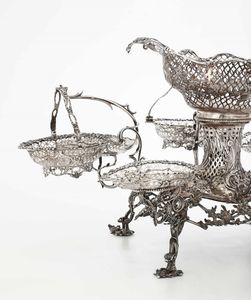Importante epergne in argento sterling fuso, sbalzato, traforato e cesellato. Londra 1766 Argentiere Emick Romer  - Asta L'art de la table - Associazione Nazionale - Case d'Asta italiane