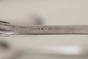 Set di posate in argento. Argenteria italiana del XX secolo. Bollo con fascio littorio in uso dal 1935 al 1945. Argentiere Clementi, Bologna  - Asta L'art de la table - Associazione Nazionale - Case d'Asta italiane