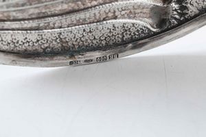 Dodici sottopiatti in argento martellato serie verdure. Argenteria artistica fiorentina del XX secolo. Argentiere Brandimarte, 1974  - Asta L'art de la table - Associazione Nazionale - Case d'Asta italiane