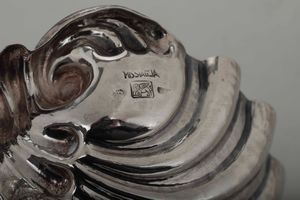 Quattro conchiglie. Argento fuso, sagomato e cesellato. Argenteria artistica italiana del XX secolo. Argentiere De Boni Padova per Missaglia Milano  - Asta L'art de la table - Associazione Nazionale - Case d'Asta italiane