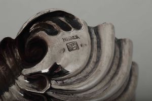 Quattro conchiglie. Argento fuso, sagomato e cesellato. Argenteria artistica italiana del XX secolo. Argentiere De Boni Padova per Missaglia Milano  - Asta L'art de la table - Associazione Nazionale - Case d'Asta italiane