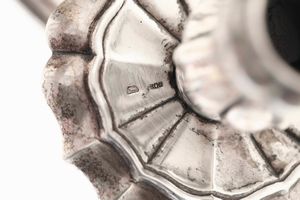 Coppia di candelabri a quattro fiamme. Argento fuso e sagomato. Argenteria milanese del XX secolo. Argentieri Fratelli Di Leone  - Asta L'art de la table - Associazione Nazionale - Case d'Asta italiane