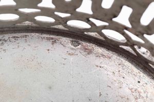 Cestino. Argento fuso, traforato e cesellato. Europa centrale primo quarto del XX secolo. Marchio di importazione austro ungarico in uso dal 1891 al 1921  - Asta L'art de la table - Associazione Nazionale - Case d'Asta italiane