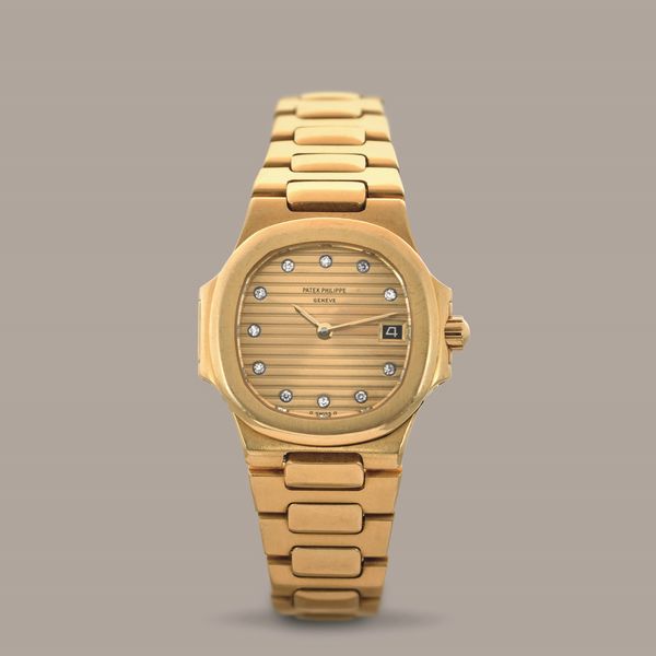 PATEK PHILIPPE - Nautilus Lady ref 4700/1J in oro giallo 18k con quadrante dorato indici in brillanti e finestrella del datario, accompagnato da Service e astuccio  - Asta Orologio da polso e da tasca  - Associazione Nazionale - Case d'Asta italiane