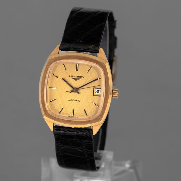 LONGINES - Carr� in oro giallo 18k, quadrante champagne texture con indici applicati e datario, movimento automatico con astuccio originale  - Asta Orologio da polso e da tasca  - Associazione Nazionale - Case d'Asta italiane