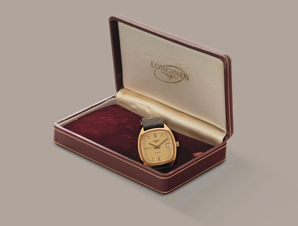 LONGINES - Carr� in oro giallo 18k, quadrante champagne texture con indici applicati e datario, movimento automatico con astuccio originale  - Asta Orologio da polso e da tasca  - Associazione Nazionale - Case d'Asta italiane