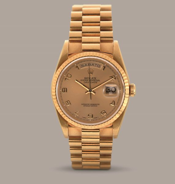 ROLEX - Daydate ref 18238 in oro giallo 18k, quadrante champagne con numeri Arabi applicati, indicazione di giorno e data, bracciale President con chiusura a scomparsa, movimento automatico  - Asta Orologio da polso e da tasca  - Associazione Nazionale - Case d'Asta italiane
