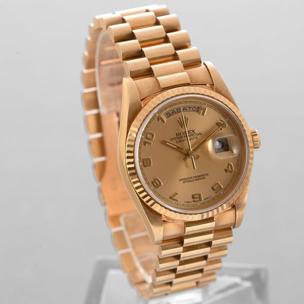 ROLEX - Daydate ref 18238 in oro giallo 18k, quadrante champagne con numeri Arabi applicati, indicazione di giorno e data, bracciale President con chiusura a scomparsa, movimento automatico  - Asta Orologio da polso e da tasca  - Associazione Nazionale - Case d'Asta italiane