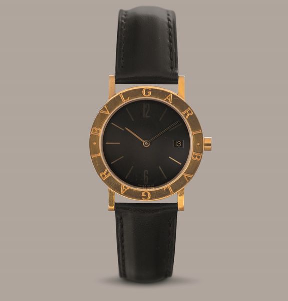 BULGARI - Bulgari in oro giallo 18k, quadrante nero con indici e numeri Arabi applicati, datario e movimento al quarzo  - Asta Orologio da polso e da tasca  - Associazione Nazionale - Case d'Asta italiane
