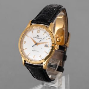 JAEGER LECOULTRE - Master Control in oro giallo 18k, quadrante bianco con indici e numeri Arabi applicati, movimento automatico con datario e secondi centrali.<BR>Accompagnato da scatola e garanzia  - Asta Orologio da polso e da tasca  - Associazione Nazionale - Case d'Asta italiane