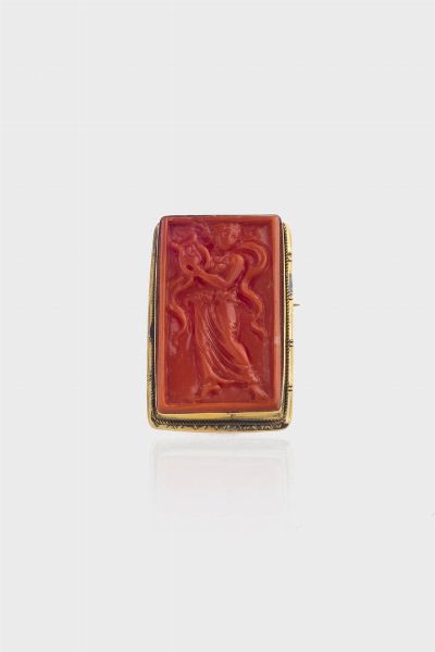 SPILLA : Peso gr 7 cm 2x3 con bassorilievo in corallo raffigurante una danzatrice; montatura in oro giallo Accompagnato da certificato  telematico di autenticit Ce.S.Ar. Centro Studi Archeometrici.  - Asta Gioielli - Associazione Nazionale - Case d'Asta italiane