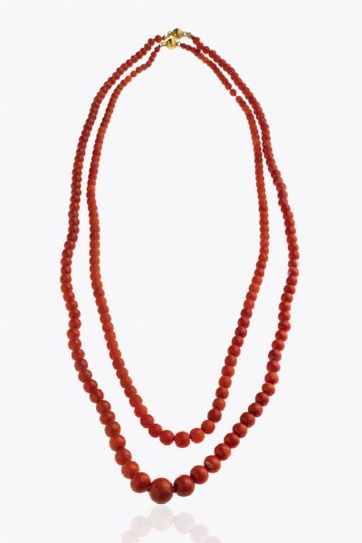 LOTTO DI DUE COLLANE : Peso gr 45 1 Lunghezza cm 59  52 composte da sfere di corallo rosso mediterraneo a scalare del diam di mm da 4 6 a 9 5 e da 4 a 5 5. Chiusure in oro giallo a bariletto (una rotta) Accompagnato da certificato  telematico di autenticit Ce.S.Ar. Centro Studi Archeometrici.  - Asta Gioielli - Associazione Nazionale - Case d'Asta italiane