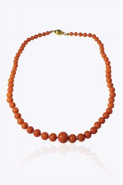 GIROCOLLO : Lunghezza cm 52 composto da un filo di sfere a scalare dal diam. di mm 6 a 13 4 . Chiusura in oro giallo  a botte fesonata. Accompagnato da certificato  telematico di autenticit Ce.S.Ar. Centro Studi Archeometrici.  - Asta Gioielli - Associazione Nazionale - Case d'Asta italiane