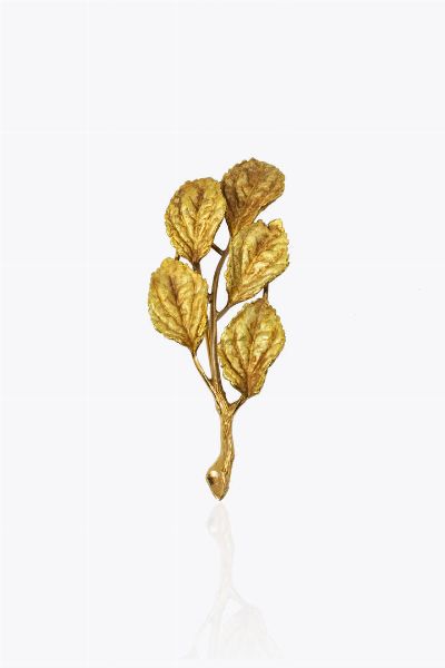 SPILLA : Peso gr 8 4 Cm 6 5x2 in oro giallo a forma di ramo con foglie satinate  - Asta Gioielli - Associazione Nazionale - Case d'Asta italiane