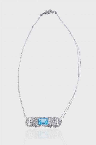 GIROCOLLO : Peso gr 18 3 Lunghezza cm 43 in oro bianco con al centro pendente rigido con al centro topazio azzurro e diamanti taglio brillante per totali ct 1 30 ca  - Asta Gioielli - Associazione Nazionale - Case d'Asta italiane
