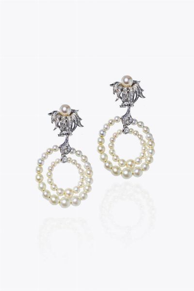 COPPIA DI ORECCHINI : Peso gr 17 pendenti  con quattro cerchi concentrici composti da perline giapponesi a scalare. Diamanti taglio brillante e 8/8 per totali ct 0 80 ca  - Asta Gioielli - Associazione Nazionale - Case d'Asta italiane