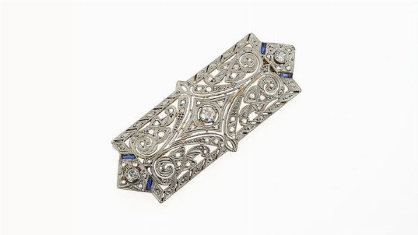 SPILLA : Peso gr 10 0 in oro giallo e bianco con diamanti di vari tagli per totali ct 0 40 ca e zaffiri sintetici ai margini  - Asta Gioielli - Associazione Nazionale - Case d'Asta italiane