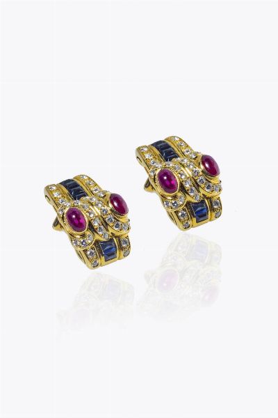 COPPIA DI ORECCHINI : Peso gr 21 4 in oro giallo  a clip e a foro  con zaffiri e rubini cabochon; diamanti taglio brillante per totali ct 1 40 ca  - Asta Gioielli - Associazione Nazionale - Case d'Asta italiane