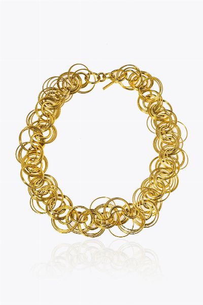 HERMES : Girocollo in oro giallo  firmato Hermes  modello Rivage  composto da anelli concentrici intrecciati.  Il girocollo pu essere indossato anche come bracciale. Corredato di scatola della maison e di lettera della maison con relativo valore di mercato.  - Asta Gioielli - Associazione Nazionale - Case d'Asta italiane