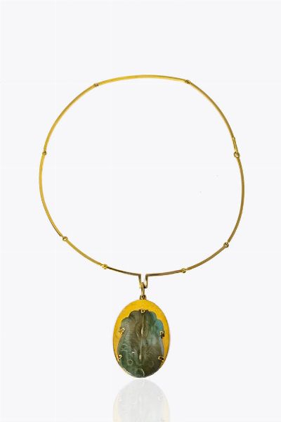 REPOSSI : Peso gr 38 3 Girocollo rigido  geometrico  in oro giallo  con ciondolo in oro giallo  firmati Repossi  con due pesci in giadeite verde  - Asta Gioielli - Associazione Nazionale - Case d'Asta italiane