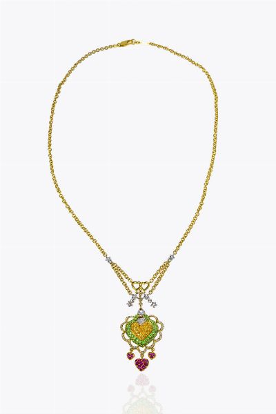 LUNGA COLLANA CON CIONDOLO : Peso gr 35 7 in oro giallo a forma di cuore  con pav di quarzi gialli  tzavoriti; tre cuori pendenti con rubini taglio rotondo e diamanti taglio brillante per totali ct 0 60 ca  - Asta Gioielli - Associazione Nazionale - Case d'Asta italiane