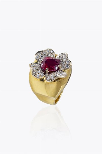 ANELLO : Peso gr 35 7 Misura 15 (55) in oro giallo  sommit a fiore  al centro rubino trattato taglio ovale di ct 6 ca e diamanti taglio brillante per totali ct 2 0 ca  - Asta Gioielli - Associazione Nazionale - Case d'Asta italiane