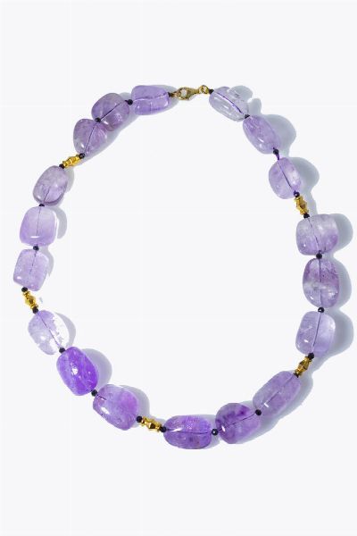 GIROCOLLO : Lunghezza cm 52 composto da pepite di ametiste alternate a sfere di onice. Chiusura e distanziali  in argento dorato  - Asta Gioielli - Associazione Nazionale - Case d'Asta italiane