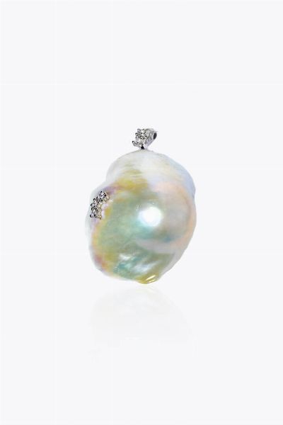 NIMEI : Peso gr 11 Ciondolo in oro bianco  firmato Nimei  con grande perla scaramazza. Diamanti taglio brillante per totali ct 0 06 ca  - Asta Gioielli - Associazione Nazionale - Case d'Asta italiane