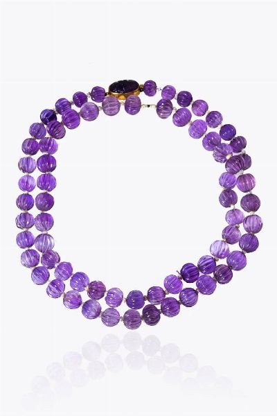 COLLANA : Lunghezza cm 85 composta da sfere fesonate di ametista. Chiusura in oro giallo con ametista incisa  - Asta Gioielli - Associazione Nazionale - Case d'Asta italiane