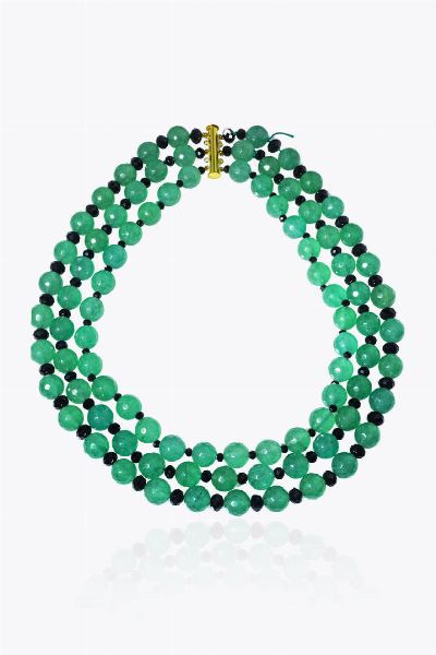GIROCOLLO : Lunghezza cm 50 composto da tre fili di sfere di avventurina sfaccettate alternate a sfere di onice briolette.  - Asta Gioielli - Associazione Nazionale - Case d'Asta italiane