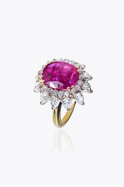 ANELLO : Peso gr 9 6 Misura 12 (52) in platino e oro giallo  sommit a margherita con al centro rubino Burma taglio ovale con nessuna indicazione di riscaldamento di ct 4 80  contornato da diamanti taglio brillante e goccia per totali ct 3 circa Certificato di analisi del rubino GCS  Londra in data 04/11/2015  - Asta Gioielli - Associazione Nazionale - Case d'Asta italiane