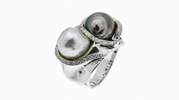 NAVARRINI : Peso gr 21 Misura 13 Anello in oro bianco  firmato Navarrini  con perla australiana scaramazza e perla Tahiti scaramazza. Diamanti taglio brillante a decoro per totali ct 0 20 ca  - Asta Gioielli - Associazione Nazionale - Case d'Asta italiane