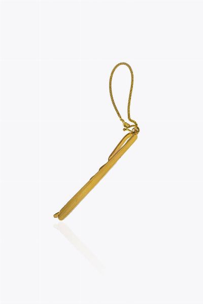 FERMACRAVATTA : Peso gr 7 6 in oro giallo  a barretta  lavorata ad incisioni geometriche  - Asta Gioielli - Associazione Nazionale - Case d'Asta italiane